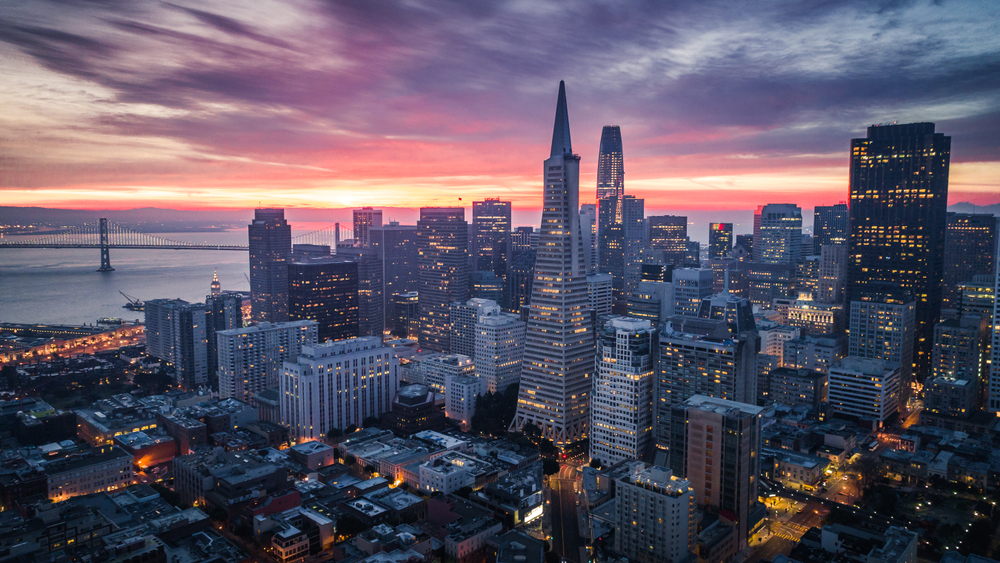 San Francisco Skyline z dramatycznymi chmurami na Sunrise, Kalifornia, USA