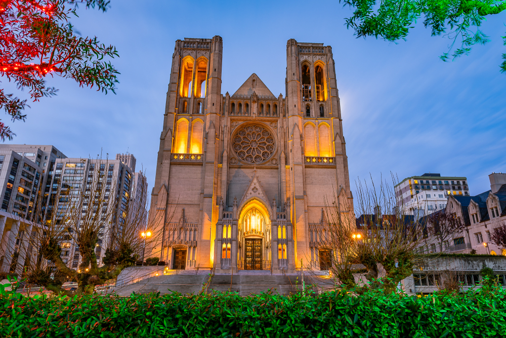 Katedra jesienią w San Francisco, Kalifornia, USA