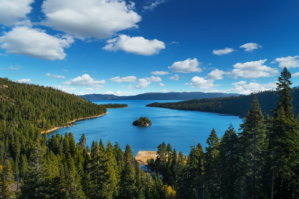 Jezioro Tahoe w słynnych górach Kalifornii - park narodowy Sierra Nevada