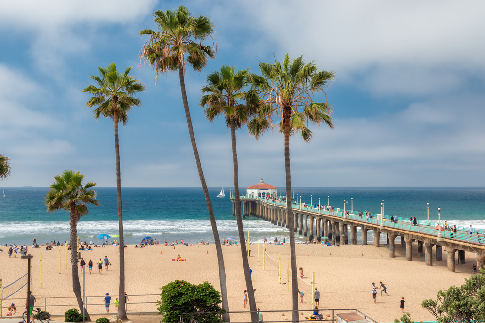 Manhattan Beach i Pier w ciągu dnia w południowej Kalifornii w Los Angeles.