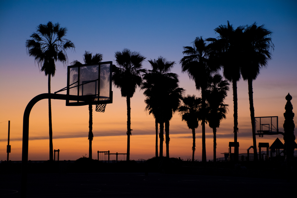 Plac do koszykówki w Venice Beach, zachód słońca, Kalifornia, USA, licencja: shutterstock/By Laura Rosch