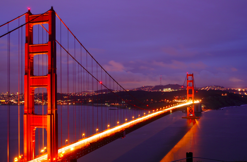Golden Gate Bridge oświetlony nocą, San Francisco, Kalifornia, USA